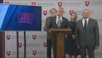 Spor o nášivku na Hlinovom saku pokračuje. Gašpar ukázal, aké by mohli nosiť poslanci Smeru