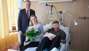 Čerství rodičia si vymenili miesta. Fotka prvého dieťaťa narodeného v tomto roku vyvolala búrlivú diskusiu