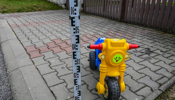 Desivá nehoda na východe Slovenska. Dieťa na odrážadle vbehlo pod auto