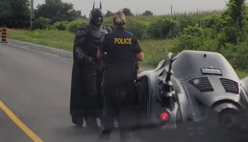 Batman na ceste je hitom internetu. Okoloidúci si pretierali oči, či sa im to nesníva
