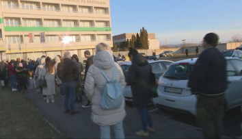 Brány zatvorili už po 20 minútach. Pred budovou cudzineckej polície stoja ľudia v dlhých radoch zbytočne