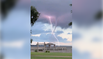 VIDEO: Kamera zachytila pôsobivé nebeské divadlo. Vodné tornádo s bleskom preťali oblohu v tvare písmena X