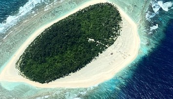 Námorníkov, ktorí uviazli na opustenom ostrove, našli vďaka obrovskému nápisu SOS