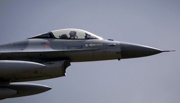 Kyjev stráži medzinárodná letka. Stíhačky F-16 pilotované veteránmi z Holandska a USA zohrávajú kľúčovú úlohu
