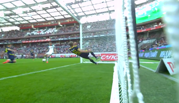 Zákrok roka alebo histórie? Obranca zachránil zápas dvoma zákrokmi na čiare (video)