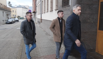 Mali vydierať brigádnika pre chýbajúce tržby. Majiteľ hokejového klubu sa opäť postavil pred súd