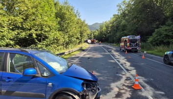 Vážna nehoda na Orave. Po zrážke auta s kamiónom zastavili aj vlaky