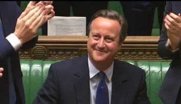 Britský premiér David Cameron sa rozlúčil s parlamentom, zobral to s humorom