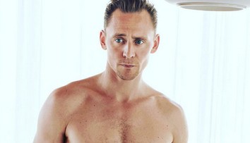 Slávny herec sa vyzliekol pre magazín. Toto telo má v posteli Taylor Swift