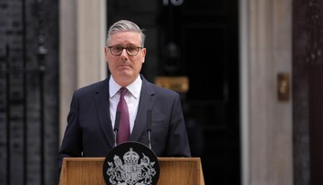 Britský premiér Starmer oznámil, že odstúpi z funkcie