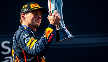 Skvelý Verstappen ešte zbrane nezložil. Po triumfe v Katare odložil rozhodnutie o titule na posledné kolo