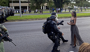 Symbol protestov proti policajnému násiliu, tichý odpor mladej ženy