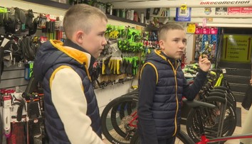 Dvojičkám po návrate z pretekov ukradli bicykle, ľudia sa im poskladali na nové