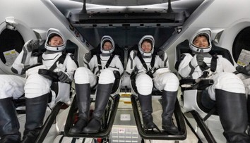 Štyria astronauti lode Crew Dragon sa vrátili na Zem po piatich mesiacoch na vesmírnej stanici