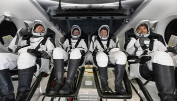 Štyria astronauti lode Crew Dragon sa vrátili na Zem po piatich mesiacoch na vesmírnej stanici