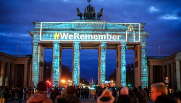 Berlínsku Brandenburskú bránu rozsvietili na počesť ľudí, ktorí zahynuli v koncentračnom tábore Auschwitz-Birkenau