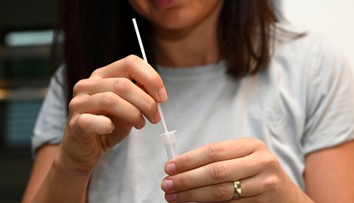 Ochorenie COVID-19 úraduje. Lekárne evidujú vyšší dopyt po antigénových testoch