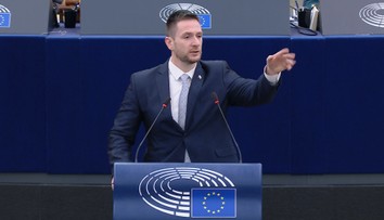 VIDEO: Milan Uhrík pobúril európsky parlament. Kolegyni povedal, aby „držala hubu“