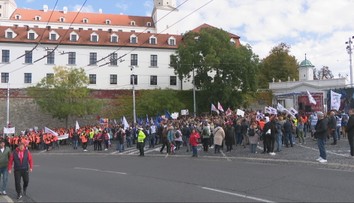 Policajti, úradníci aj opatrovateľky vyšli do ulíc. Stovky nespokojných odborárov protestovali proti konsolidácii