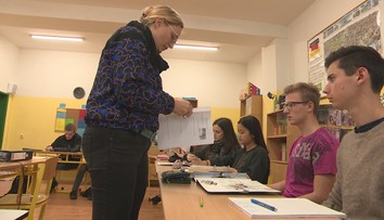 Zvyšujú platy učiteľom a úradníkom. No obávajú sa, či to pocítia aj v peňaženkách