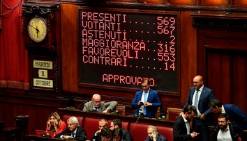 Talianski poslanci schválili zníženie počtu členov oboch komôr parlamentu