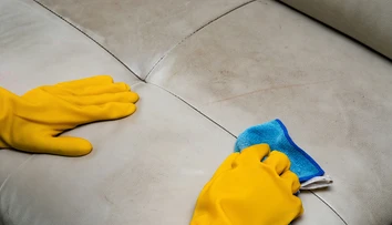 Ako nová! Matka ukázala jednoduchý tip, ako vyčistiť riadne špinavú sedačku
