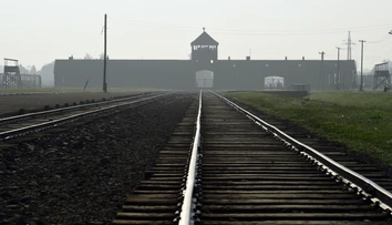 Poľsko zverejnilo na internete databázu s menami dozorcov a veliteľov Auschwitzu