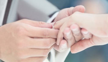 Pokus s prstami. Zistite, prečo sa obrúčky nosia na prstenníku