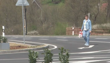 Bizarný prípad v Stropkove. Nákupné centrum otvorili, no ľudia majú problém sa k nemu dostať