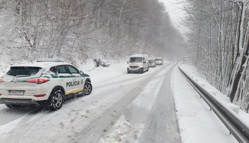 Snehová kalamita v Trenčianskom kraji. Skrížené kamióny zablokovali frekventovanú cestu