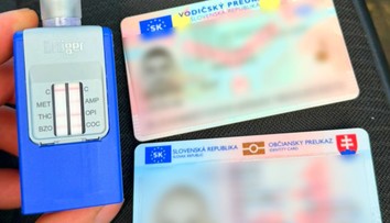 Ušiel s dieťaťom zo školy. Keď ho policajti dostihli, neverili vlastným očiam