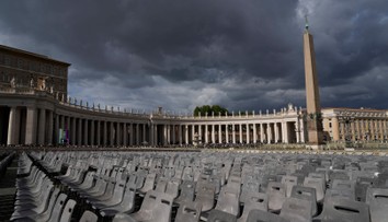 Pohreb pápeža sprevádzajú aj prísne pravidlá obliekania. Odborníčka na protokol vysvetlila, čo je povolené