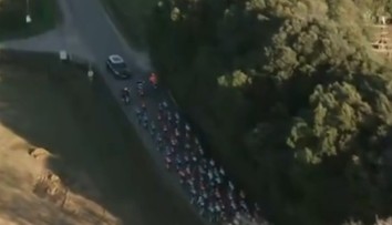 VIDEO: Favorit v nemocnici, organizátori zlyhali. Jazdcom sa na pretekoch objavilo v protismere civilné auto