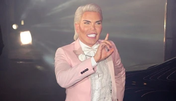 Už nevie ako zaujať? Zo živého Kena sa stala živá Barbie