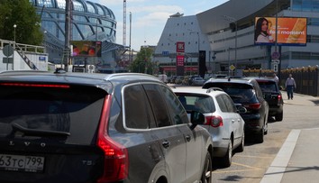 „Snažia sa to zľahčovať. Tvária sa, že benzín je, ale nie je.“ Rady na čerpacích staniciach v Rusku pretrvávajú