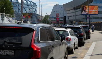 „Snažia sa to zľahčovať. Tvária sa, že benzín je, ale nie je.“ Rady na čerpacích staniciach v Rusku pretrvávajú