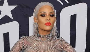 Vrchol nevkusu. Modelka v priesvitnom outfite mohla už rovno prísť aj nahá