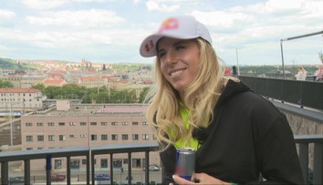 Zložila prilbu a naspievala hit. Ester Ledecká ukázala, že doma nie je len na svahu