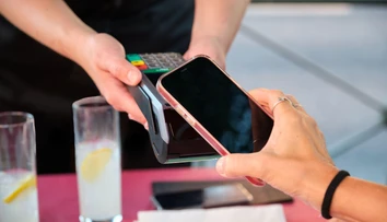 Na dovolenke míňame viac než kedysi. Odborník upozorňuje na pascu moderného platenia