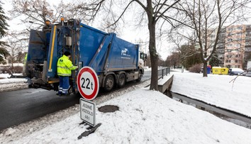 Muž prespal v kontajneri a skončil v lise smetiarskeho auta. Zachránil ho krik