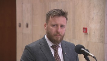 Peter Kotlár odporúča vláde zastavenie očkovania mRNA vakcínami. Uznávaný virológ nad tým krúti hlavou