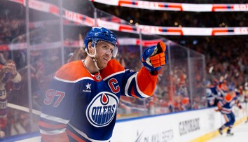 Connor McDavid ukončil špekulácie o svojej budúcnosti. Podpísal dvojročný kontrakt na 25 miliónov dolárov