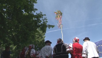 Kedysi ho stavali mládenci pre svoje vyvolené. V mestách a obciach už stoja vyzdobené máje