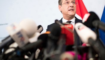 Rakúsky prezident chce predčasné parlamentné voľby v septembri