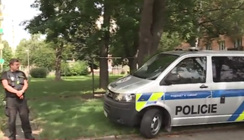 Přerovom otriasa brutálna vražda. Mŕtve trojročné dievčatko mali nájsť policajti v práčke