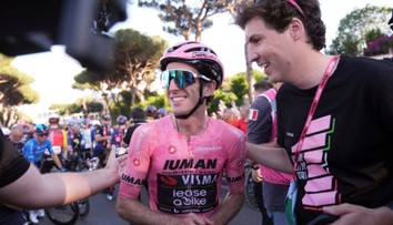 Giro ovládol Simon Yates bez jediného etapového triumfu. Záverečný deň spestrilo stretnutie s pápežom