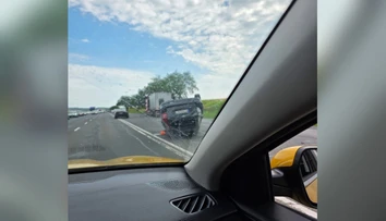 Auto skončilo na streche. Pri vážnej nehode na východe zasahujú všetky záchranné zložky
