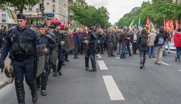 Plamene, násilie a masové zatýkanie: Francúzsko čelí študentským protestom