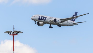 Lietadlu spoločnosti LOT sa pri pristávaní vo Varšave zrejme nevysunul podvozok