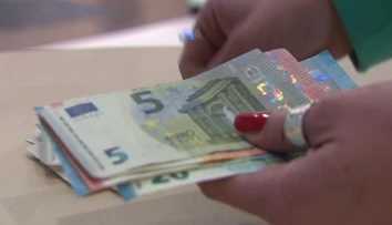 Vyššiu výplatu dostane 180-tisíc Slovákov. S minimálnou mzdou rastú aj tieto príspevky